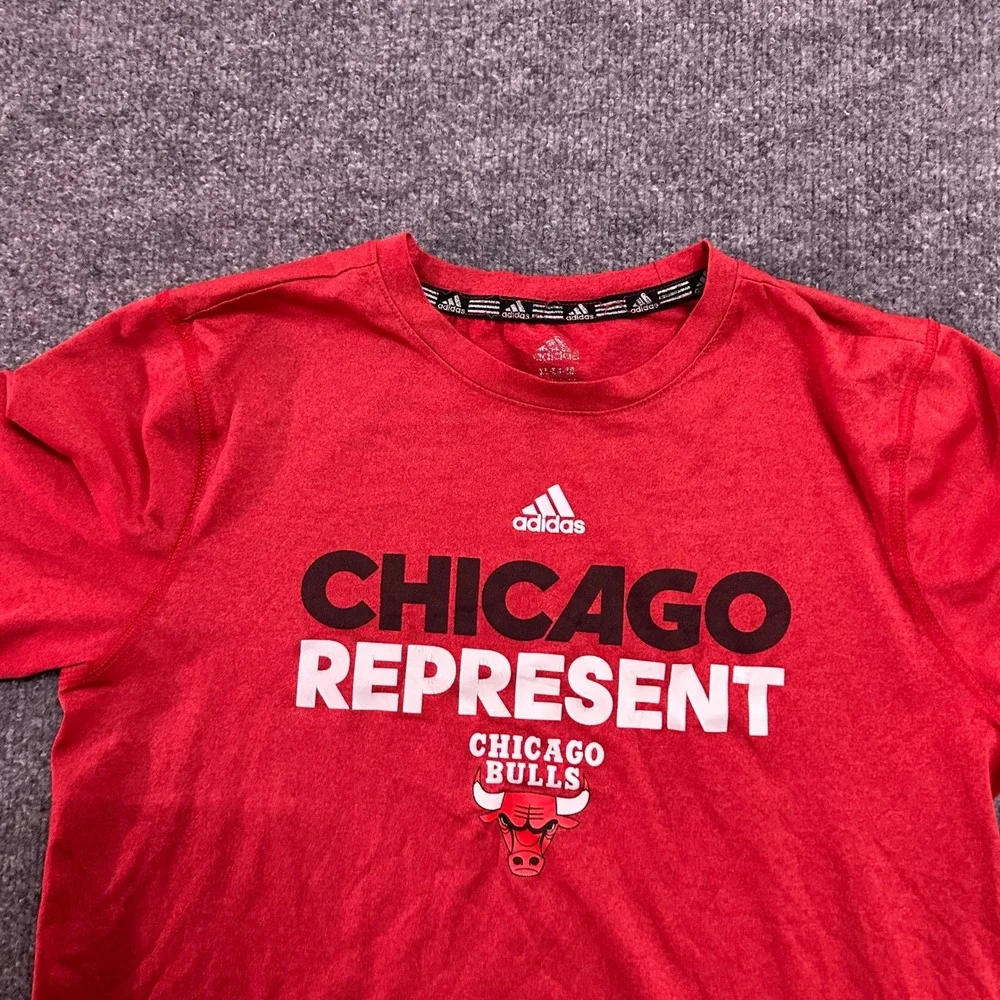Adidas T-Shirt Mens Size XL Red Chicago Bulls Represent Graphic Athletic NBA